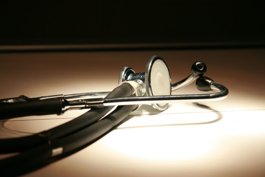 Ein Stethoskop liegt auf einem Tisch