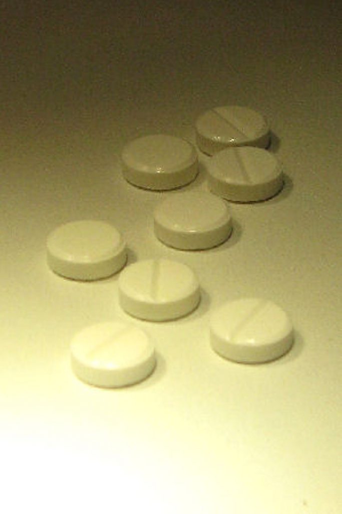 Mehrere Tabletten liegen auf einer glatten Oberfläche